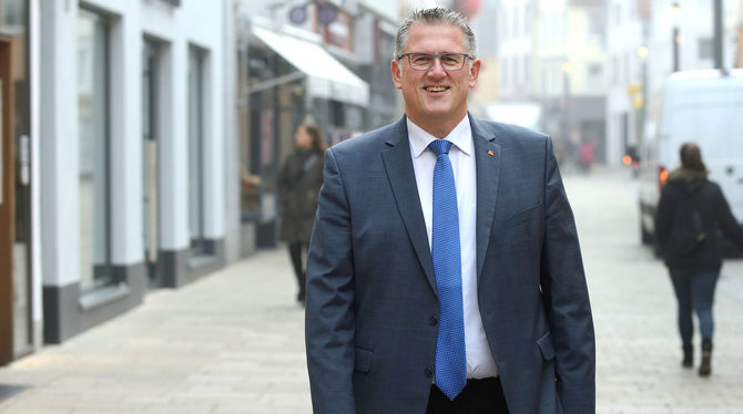 REFFPUNKT FUSSGÄNGERZONE: DER CDU-BUNDESTAGSABGEORDNETE MICHAEL DONTH KANN AUF DER REUTLINGER WILHELMSTRASSE ALLE ELLENLANG EIN SCHWÄTZCHEN HALTEN. Foto: Pieth, GEA